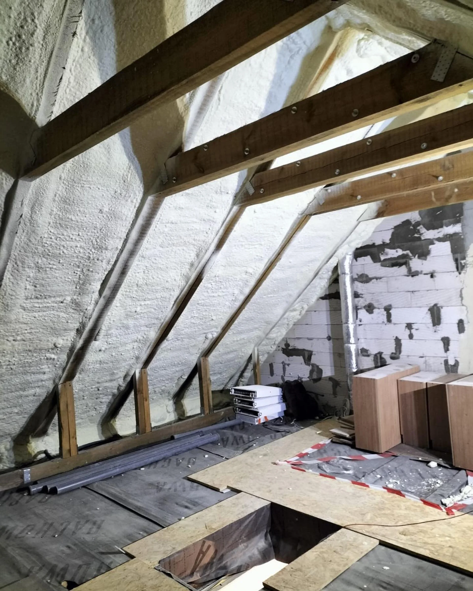 Poddasze jak sauna? Zatrzymaj upał zanim wejdzie do sypialni.